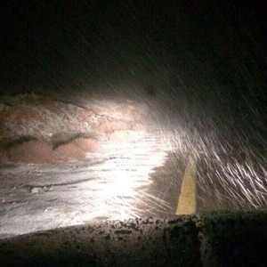 أول صور تساقُط الثلوج على جبال اللوز في تبوك 