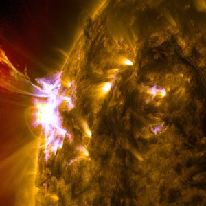 توهج شمسي هائل يطلق عاصفة من الجزيئات المشحونة باتجاه الأرض