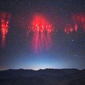 عدسة مصور في الصين تلتقط صور عجيبة لظاهرة عفريت البرق..فما هو عفريت البرق؟