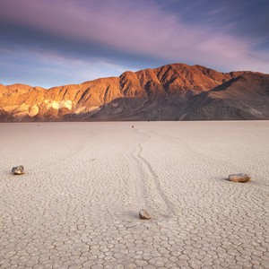 العلماء يتوصلون لحل لغز الصخور المتحركة في وادي الموت بكلفورنيا