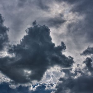 السعودية | تزايد تأثر المملكة بمنخفض جوي في طبقات الجو العالية واشتداد الأمطار في عديد من المناطق مساء الأربعاء ويوم الخميس