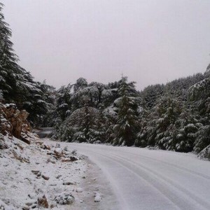 فرصة لبعض الأمطار المحدودة يوم الجمعة، وطقس ماطر أحياناً مع ثلوج على بعض الجبال العالية نهار السبت