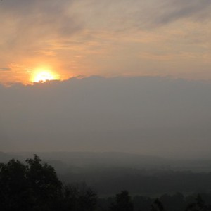 طقس خريفي عادي يوم الثلاثاء واحتمال لزخات محدودة من المطر، ومنخفض جوي يبدأ الأربعاء