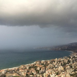 فرصة ضعيفة لبعض الأمطار المحلية يومي الخميس والجمعة وطقس ماطر يوم السبت