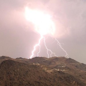تراجع الأمطار الرعدية غرب السعودية نهاية الأسبوع الحالي 