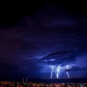 زخات رعدية من المطر متوقعة هذه الليلة خاصةً في الجنوب والوسط وطقس ماطر أحياناً الأحد