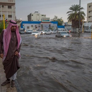 رئيس وأعضاء "بلدي تبوك" يتفقدون تصريف مياه الأمطار ويرصدون ملاحظاتهم