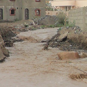 مياه الأمطار تداهم البيوت والمحال التجارية في المزار الجنوبي