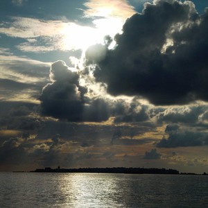 زخات من المطر على فترات مع ساعات بعد ظهر ومساء الأحد وهبوب رياح نشطة السرعة