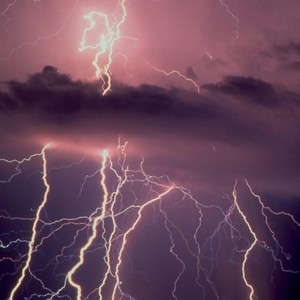 جبهة باردة تعبر البلاد مع ساعات عصر ومساء الأحد والأمطار الى اشتداد ، توقعات وتحذيرات ..