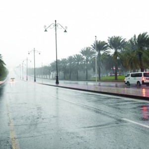 سلطنة عمان | تقلبات جوية وأمطار رعدية تبدأ بشكل محدود السبت وتزداد قوة شمولية نهار الأحد وتحذريات من السيول