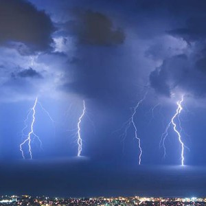 ما هي الظواهر المصاحبة للعواصف الرعدية ؟