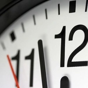 تغيير التوقيت وتقديم الساعة تلقائيًا على بعض الأجهزة والهواتف الذكية اليوم يربك المواطنين .. وهذا هو السبب