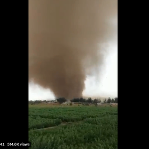 شاهد | مشهد غير مُعتاد.. إعصار قمعي ضخم يضرب صحراء مدينة الطائف غربي السعودية