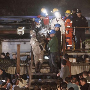  مئات القتلى والمحتجزين تحت الأرض بعد انفجار منجم في تركيا