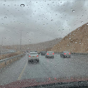 بالفيديو - عُمان | لحظة تأثير العاصفة المطرية القوية وما صاحبها من أمطار غزيرة وسيول على ولاية دماء والطائيين