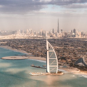 السفارة الأردنية ترجو من الأردنيين المقيمين في دولة الإمارات الحذر من التأثيرات المُتوقعة للإعصار شاهين