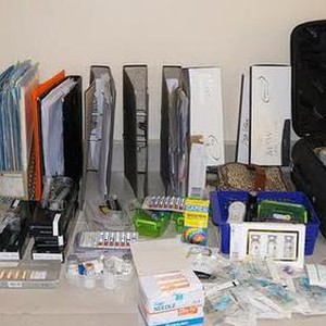 تاجر ومساعد طباخ يخدعان إماراتي ويجريان له عملية شفط دهون  