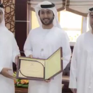 تكريم مواطن لمساهمته الإيجابية خلال الحالة الجوية الأخيرة