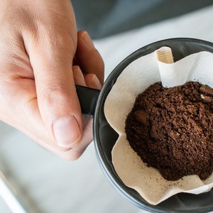 لطرد البعوض.. لا ترمِ تفل القهوة واستخدمه بهذه الطريقة