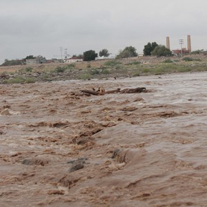 سيول "وادي الليث" تعيق وصول المعلمين لمدارسهم 