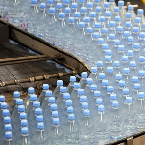 "جرثومة" تغلق مصنعا للمياه في الزرقاء