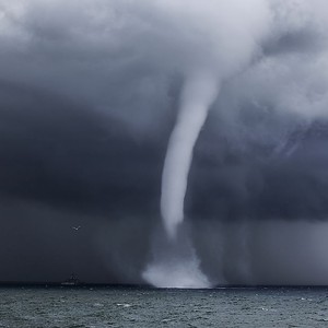 ما هي الشاهقة المائية (Waterspout)؟ وما مدى خطورتها؟