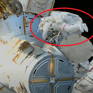 بالفيديو | شاهد اللحظات الأولى لخروج سلطان النيادي من المحطة الدولية ليصبح أول عربي يسير في الفضاء