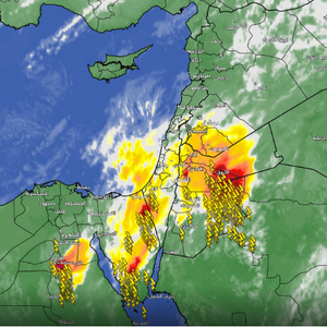 تحديث 7:55م | تدفق المزيد من السحب الرعدية نحو القريات ومناطق الشمال الساعات القادمة