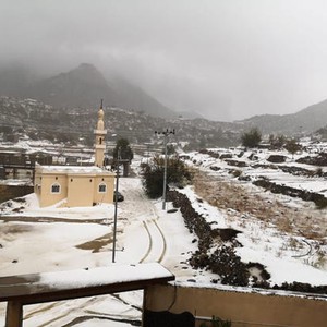 السعودية | مشاهد فيديو من تساقط ثلوج قطنية تاريخية اليوم في جنوب غرب السعودية