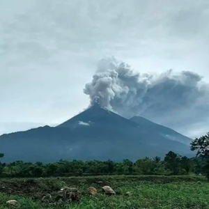 Le volcan du Guatemala crache des cendres et de la lave, menaçant les habitants de 5 villages voisins