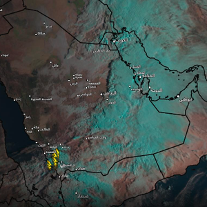 السعودية | بعد موجة الأمطار .. شمس الصباح تكشف الانتشار الواسع للضباب والأقمار الإصطناعية تلتقط المشهد
