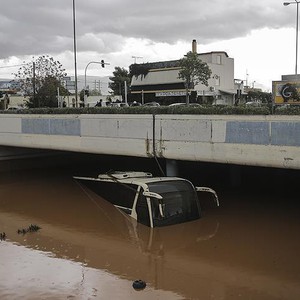 مجموع أمطار الرياض في 6 سنوات يهطل على مدينة يونانية خلال 10 ساعات ويتسبب بكارثة!