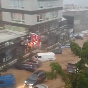 لبنان | أمطار غير اعتيادية عالية الغزارة تغلق طرقاً رئيسية في كفر حباب