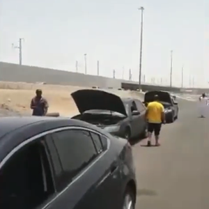 بالفيديو | بعد تسجيلها ⁩ 48.3 درجة مئوية .. تعطل جماعي للمركبات في مدينة جدة نتيجة الحرارة الشديدة