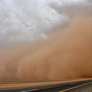 الأردن | موجات غبار كثيفة وعواصف رملية تتعرض لها بعض مناطق المملكة بما فيها محيط العاصمة عمّان وأجزاء منها