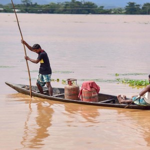عاصفة رعدية تلحق الضرر بالمنازل غرب اندونيسيا 