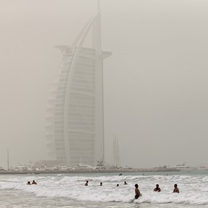 موجة من الغبار يوم الخميس وتحذير من خطورة ارتياد البحر
