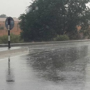 بالصور: أمطار متوسطة إلى غزيرة على طريق العين دبي