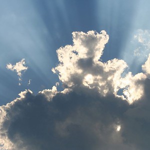 طقس غائم وفرص الأمطار الرعدية تشمل مناطق متفرقة من داخل البلاد