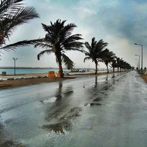 عاجل : السحب الرعدية الكثيفة تقترب من مدينة ينبع