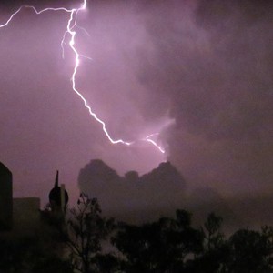 أمطار رعدية غزيرة، سيول و زخات من البَرَد في الزرقاء و المفرق ليلة الخميس-الجمعة - شاهد الصور