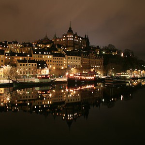 مدينة سويدية ترد بكاملها على شابٍ صرخ عبر نافذة منزله منتصف الليل 