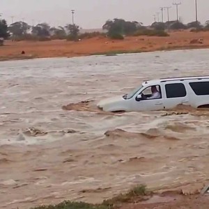 شاب يتجاهل توجيهات الدفاع المدني ويغامر بعبور أحد السيول