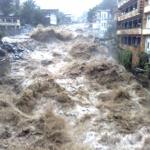 مشهد مروع  لفيضانات تبتلع منزلا في ثوان قليلة