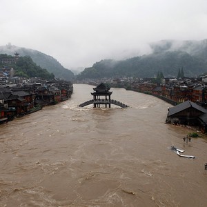 بالفيديو : الفيضانات تُغرِق بلدة أثرية في الصين