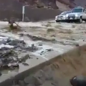 أمطار تبوك تجرف الطرق والصخور 