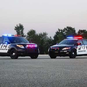 بالفيديو: شرطي جاء ليخالف سيدة فأنقذها من الاختناق