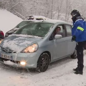الثلوج في فرنسا تحتجز السياح في جبال الألب 