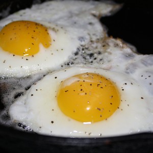 في الإمارات: حرارة الشمس تقلي بيضة كاملة بـ 40 ثانية فقط 